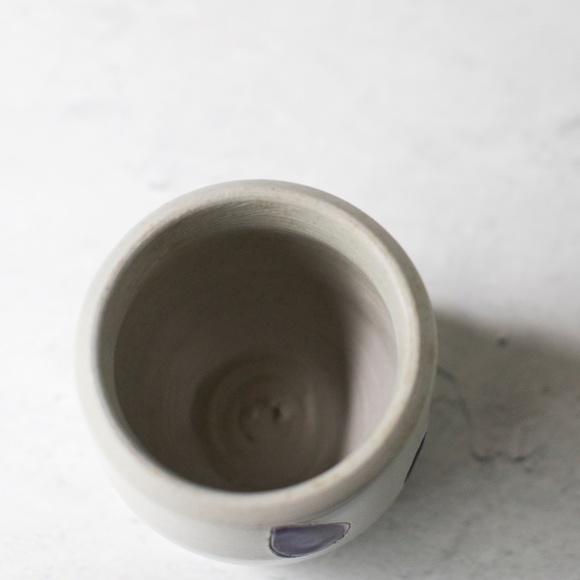 Williamsburg Pottery salt glazed small jar crock blue leaves - Picture 5 of 6